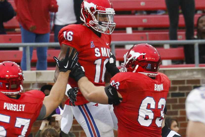 SMU wide receiver Courtland Sutton (16) celebrates his touchdown with offensive lineman Evan...