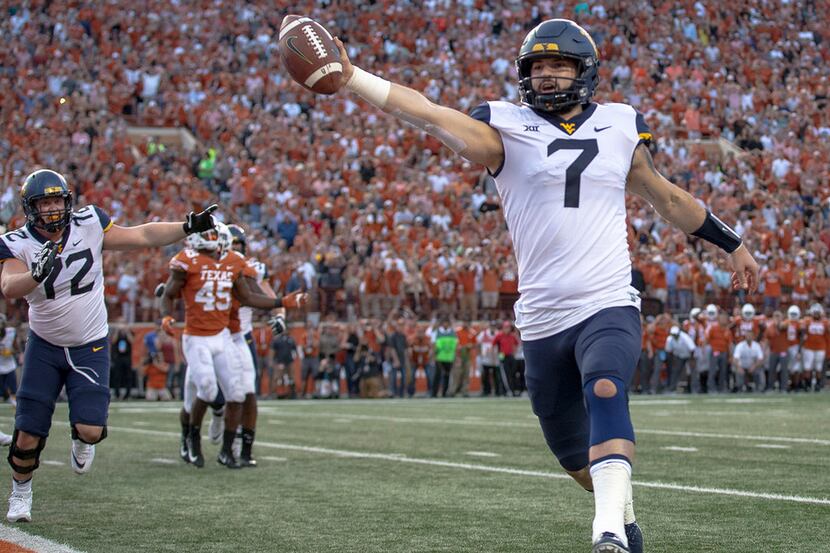 West Virginia quarterback Will Grier (7) scores the game-winning two-point conversion during...