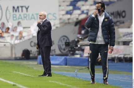 Javier Aguirre (detrás ) derrotó a Santiago Solari (frente), en el duelo del domingo en que...