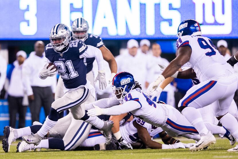 Dallas Cowboys running back Ezekiel Elliott (21) outruns New York Giants linebacker Markus...
