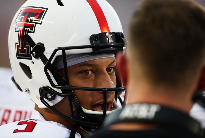 Texas Tech's Patrick Mahomes (5) talks to coach Kliff Kingsbury during an NCAA college...