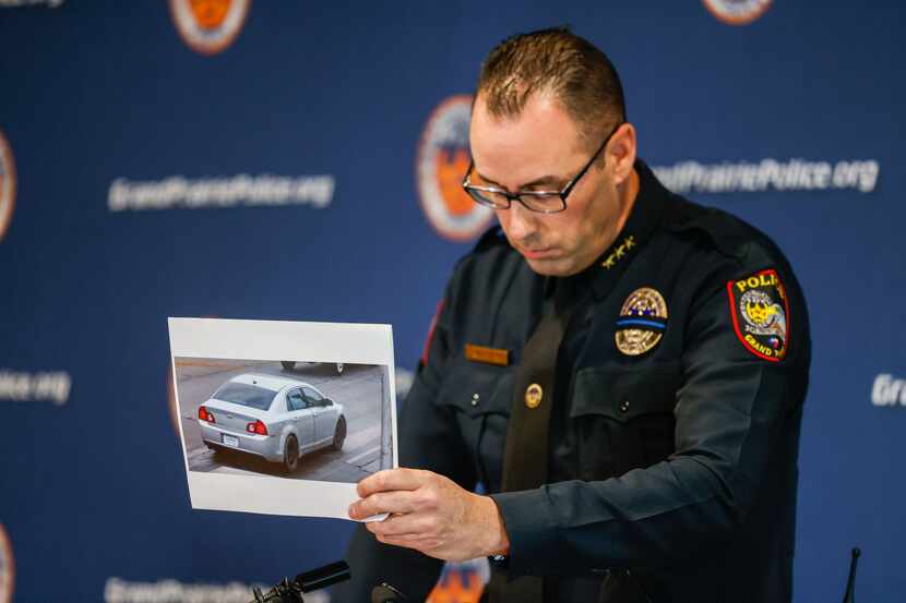 Daniel Scesney, jefe de policía de Grand Prairie muestra la imagen del vehículo que...