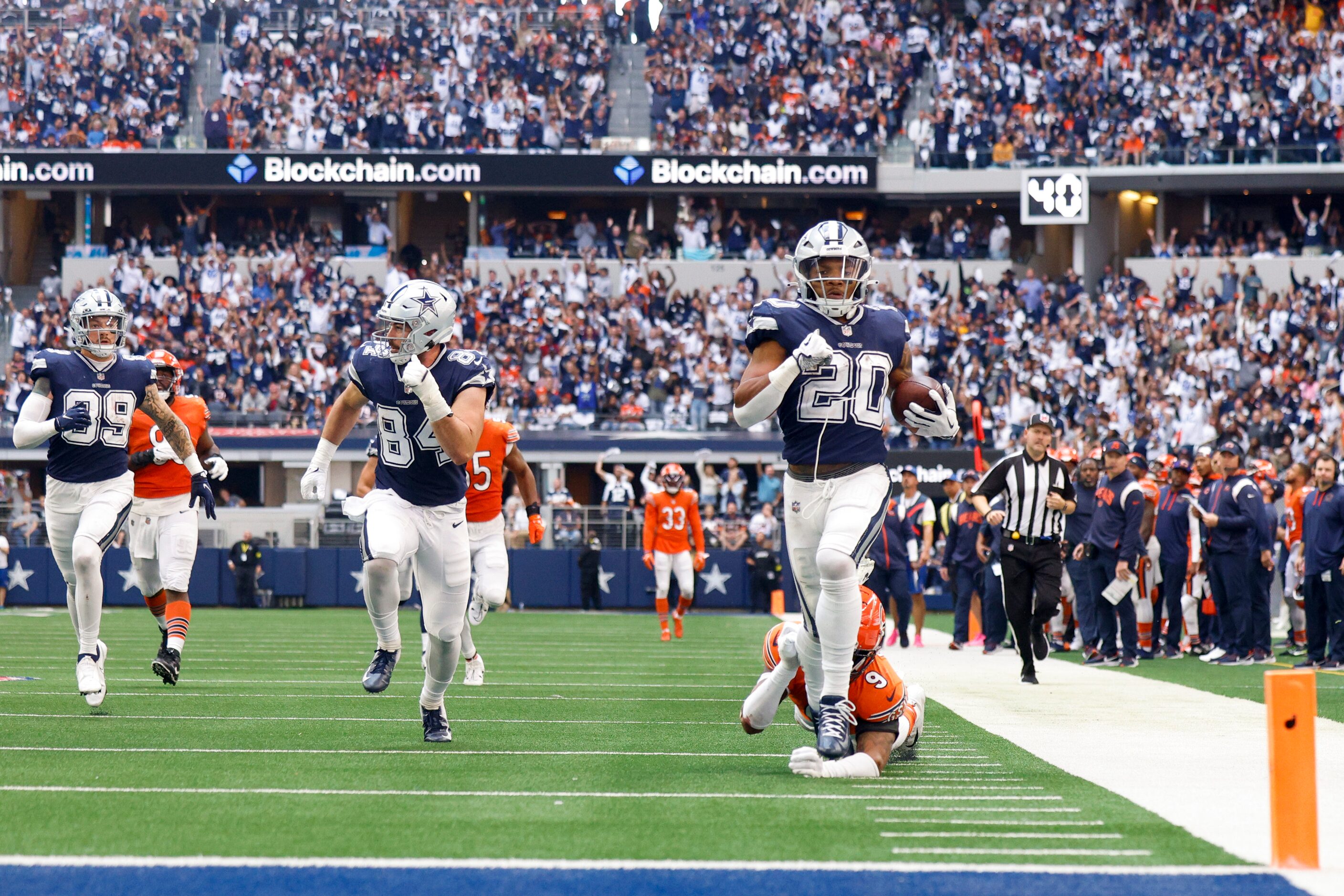 Dallas Cowboys running back Tony Pollard (20) runs for a 54 yard touchdown during the second...