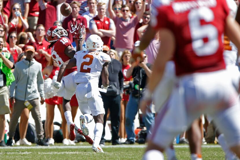 Oklahoma Sooners wide receiver Dahu Green (18) catches a pass again Texas Longhorns in the...