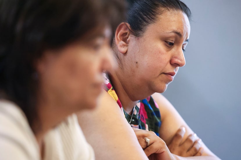 Josephine Montelongo Raza, (der.), hermana de Juan Montelongo, hace una pausa mientras...