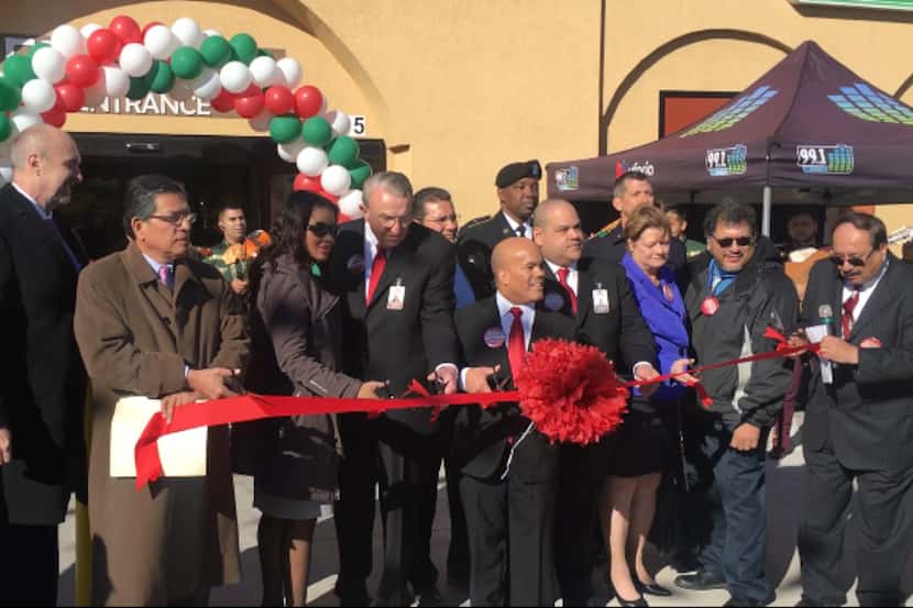 Carlos Torres, presidente de El Rancho Supermarket corta el lazo durante la celebración de...