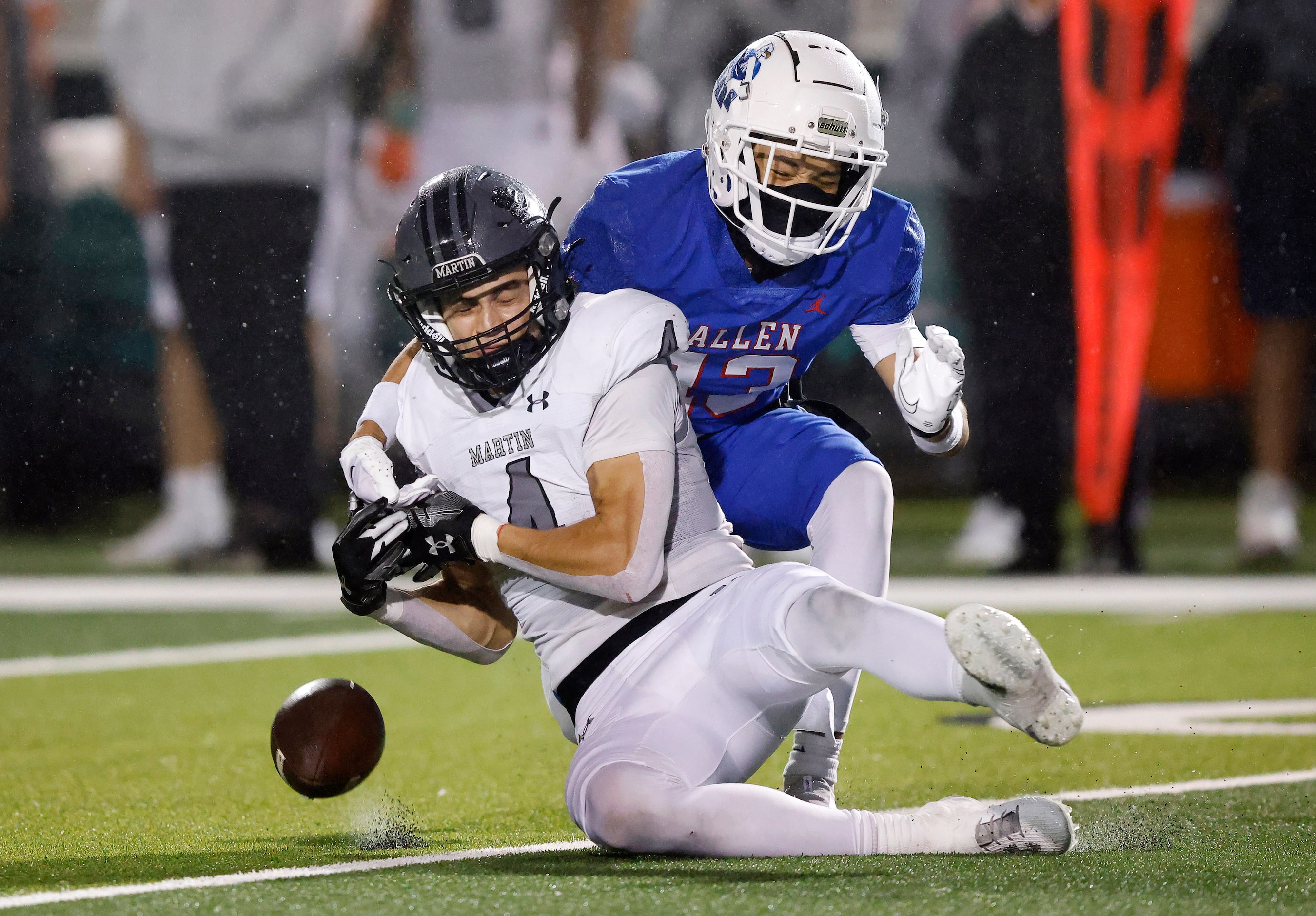 Arlington Martin tight end Logan Baresh (4) comes up short on a halfback pass as he’s...