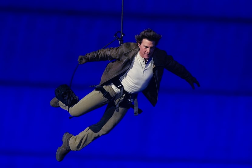 Tom Cruise es bajado al Stade de France durante la ceremonia de clausura de los Juegos...