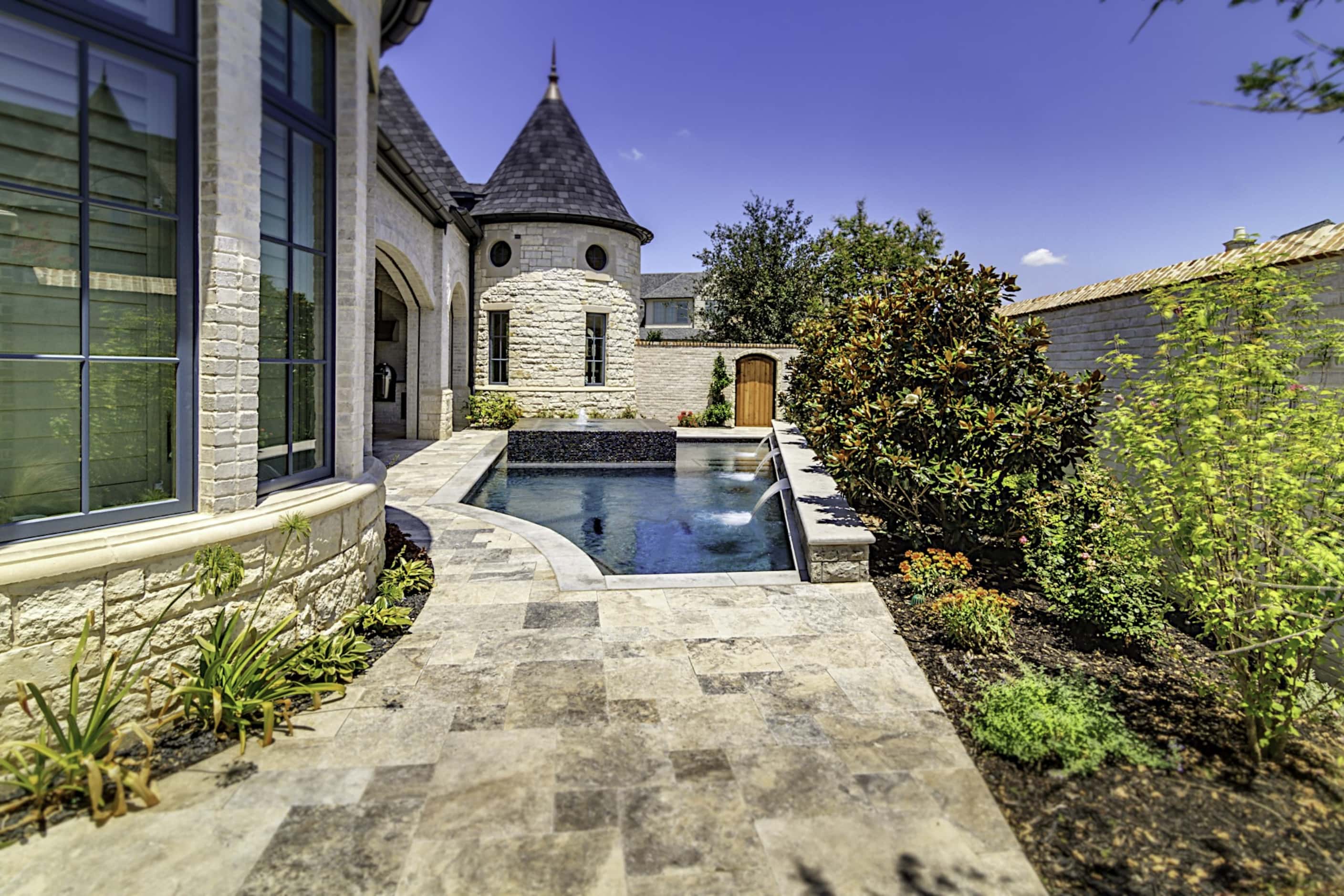 Plunge pools with fountains