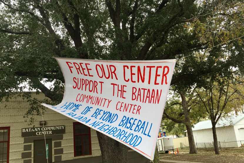 Este cartel en las afueras del Battan Center evidencia la disputa entre los residentes de La...