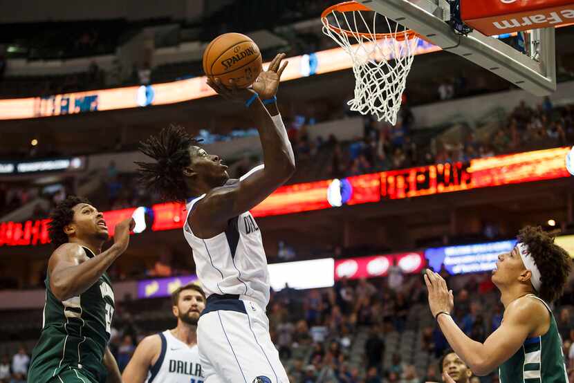 Dallas Mavericks forward Johnathan Motley (6) scores with just over four seconds to play to...