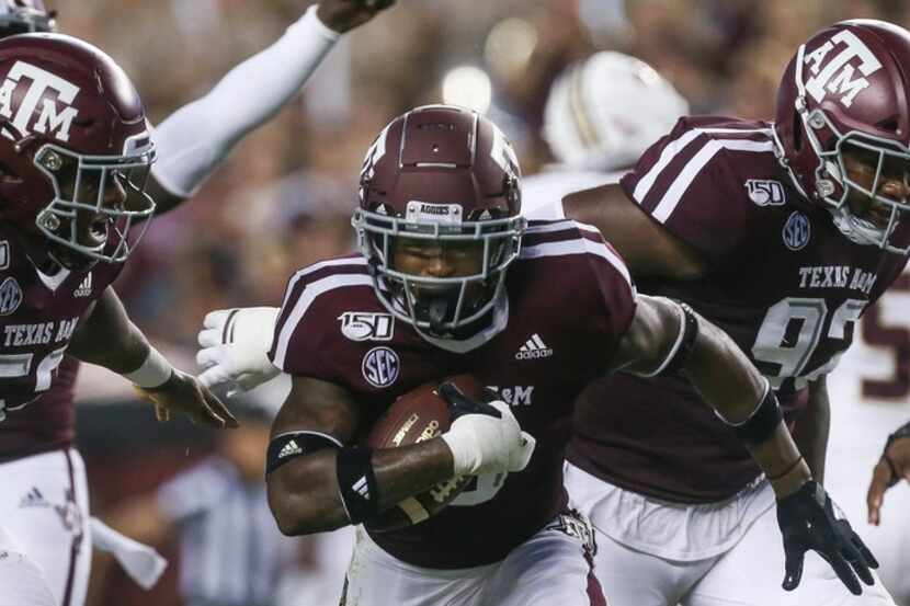 Texas A&M Aggies defensive back Leon O'Neal Jr. (9), middle, celebrates after making a play...