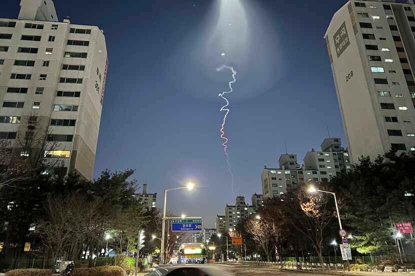 Una estela de luz es vista en Goyang, Corea del Sur, el viernes 30 de diciembre de 2022.