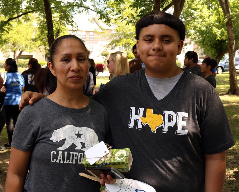 Aidee Alonso, 42, y su hijo Oscar, 13, residentes de Bachman Lake. JAVIER GIRIBET/DMN