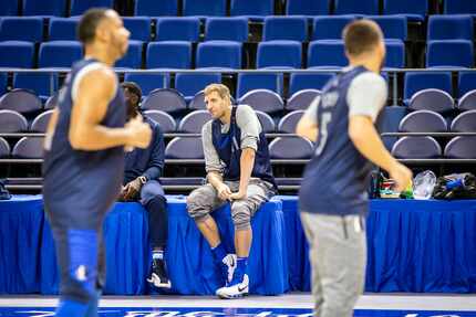 Dallas Mavericks forward Dirk Nowitzki (41) watches teammates guard Devin Harris (left) and...