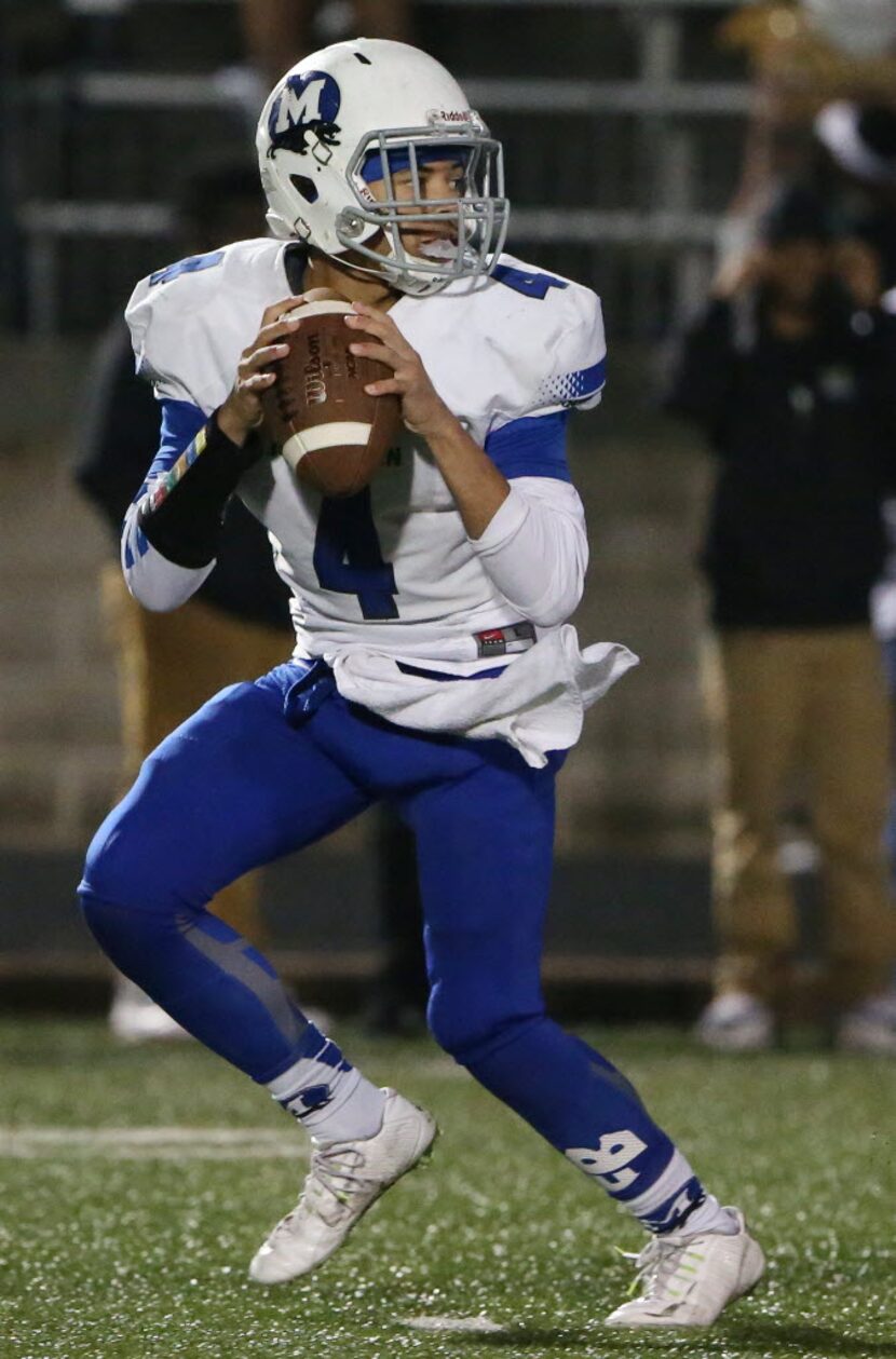 Midlothian quarterback Jerreth Sterns (4) looks to throw the ball in the second half during...