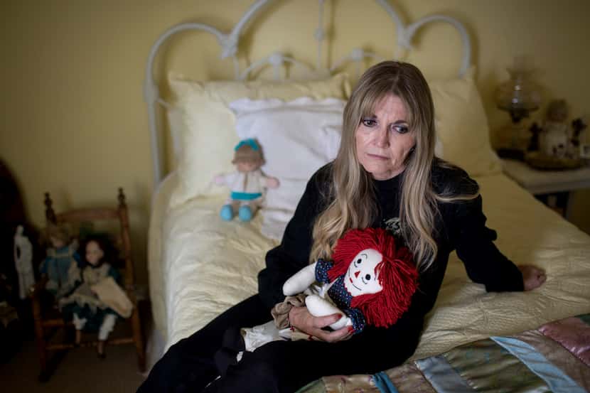 Gwen Casados muestra la habitación de su hija Heather Schneider en Houston, quien fue...
