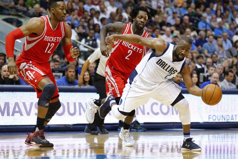 Dallas Mavericks guard Raymond Felton (2) finds his  dribble after being double teamed by...