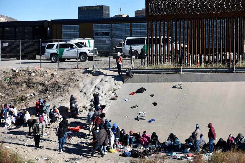En esta imagen de archivo, migrantes esperan para cruzar la frontera entre Estados Unidos y...