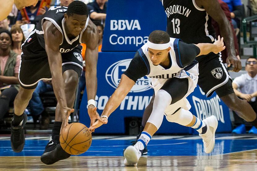 Dallas Mavericks guard Seth Curry (30) fights for a loose ball against Brooklyn Nets guard...