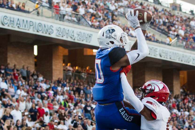 Allen wide receiver Theo Wease (10) receives a touchdown pass over Mesquite Horn defensive...