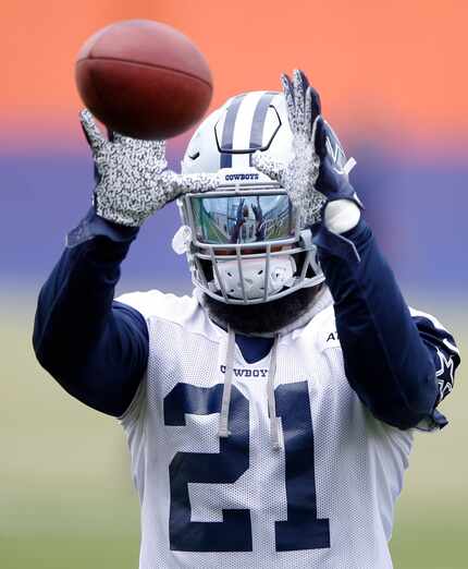 Dallas Cowboys running back Ezekiel Elliott (21) prepares to catch the ball during a drill...