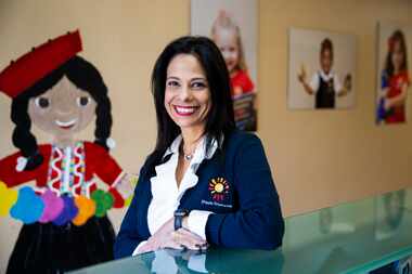 Jennifer Granadillo, directora de Spanish Schoolhouse, en Coppell, es una de varias maestras...