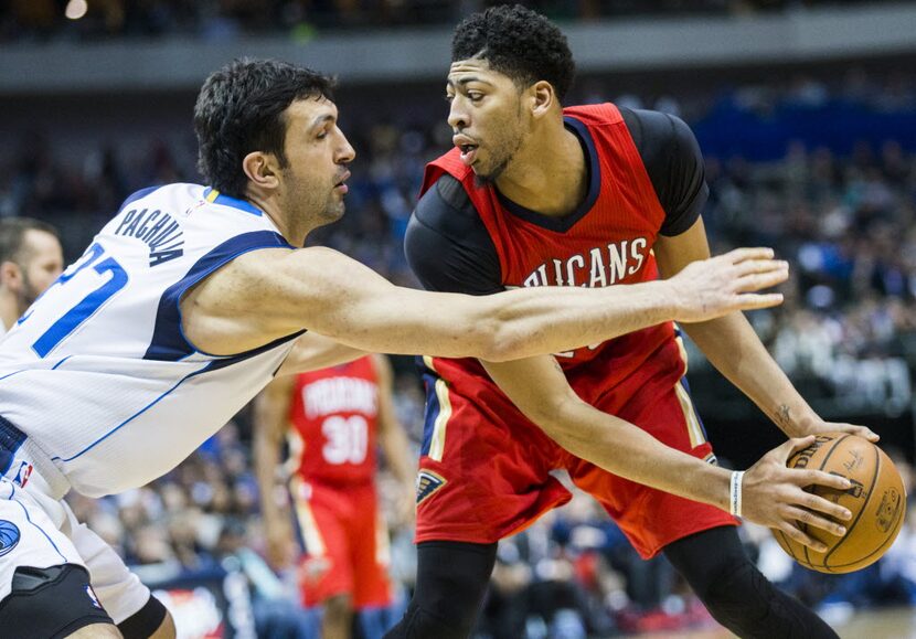 Dallas Mavericks center Zaza Pachulia (27) reaches for the ball from New Orleans Pelicans...