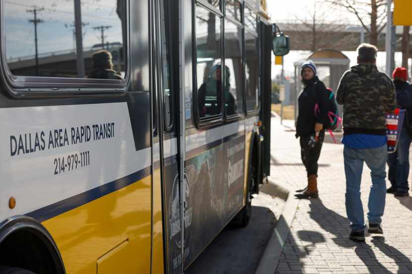 A partir del lunes 24 de enero algunas de las rutas de DART se cancelarán y otras cambiarán,...