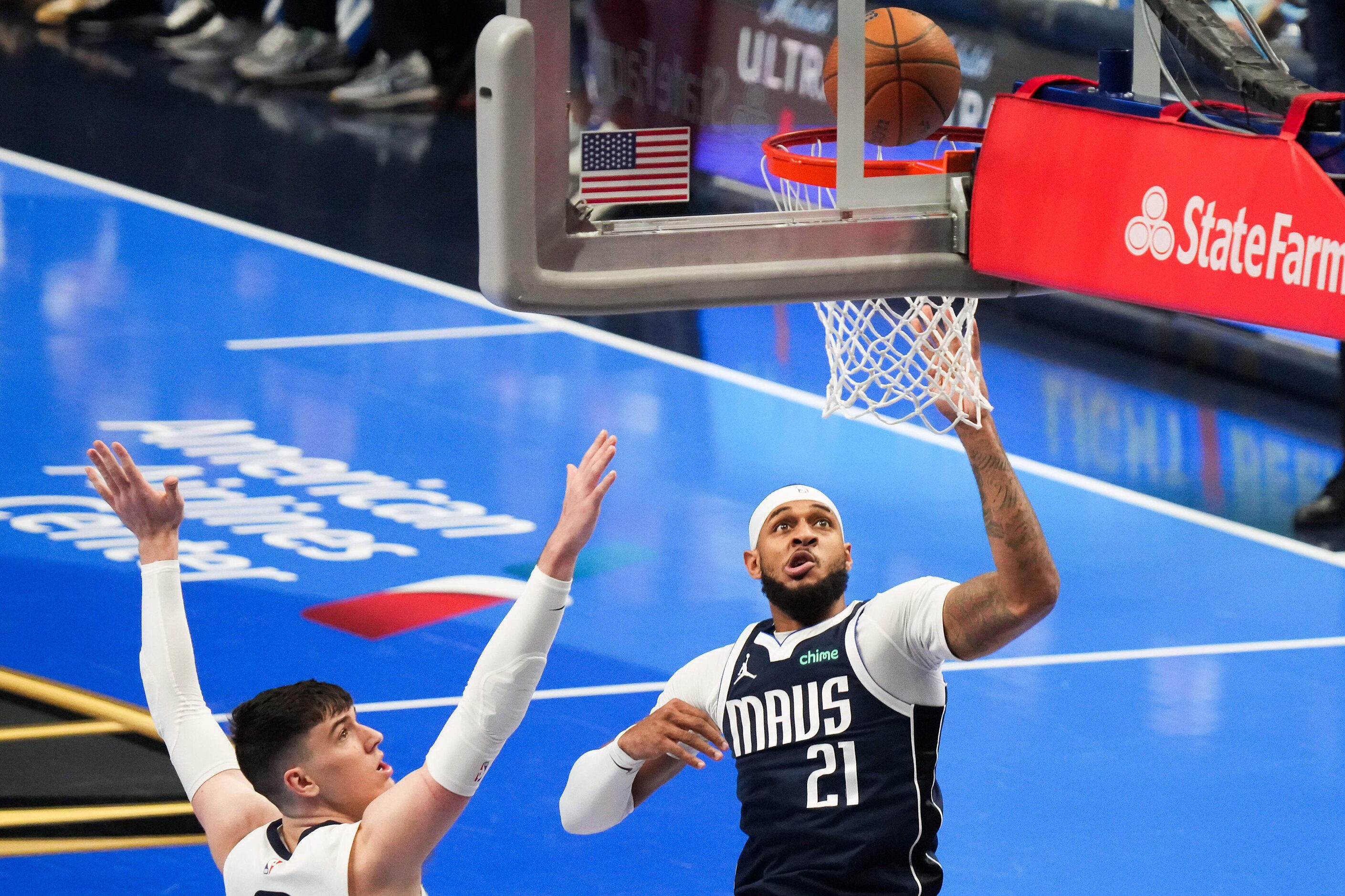 Dallas Mavericks center Daniel Gafford (21) scores past Memphis Grizzlies forward Jake...