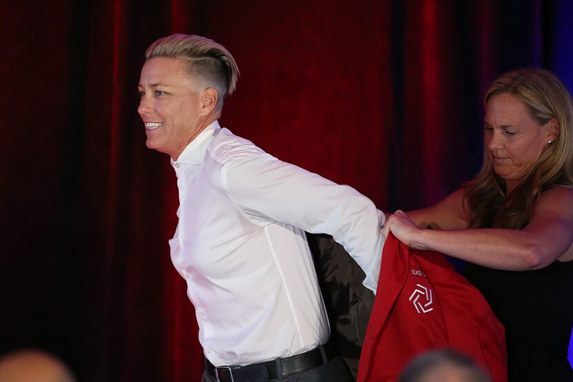 Abby Wambach recibe su saco rojo del Salón de la Fama del Futbol Estadounidense de manos de...