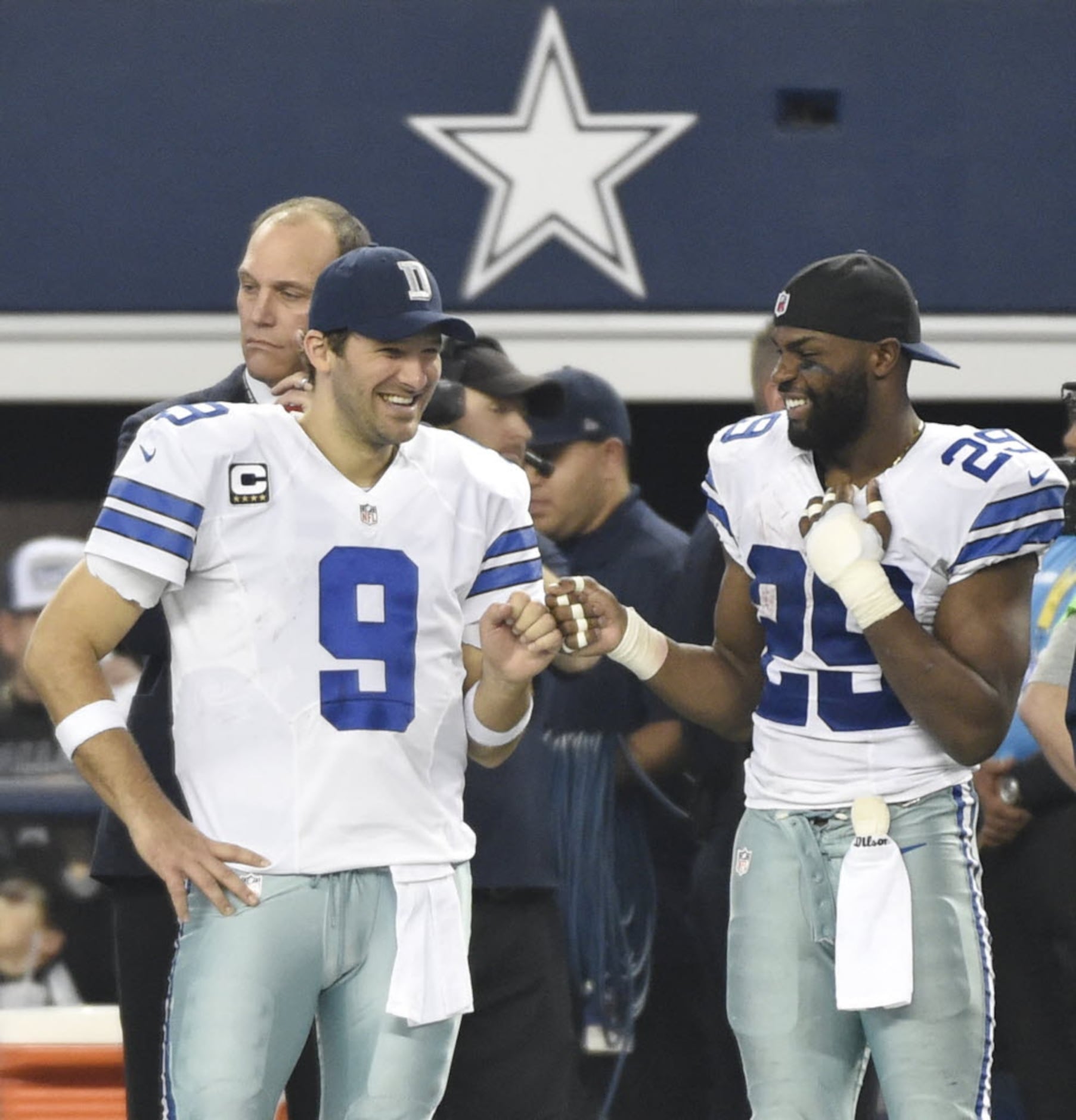 Murray, Romo lead Cowboys past Bears