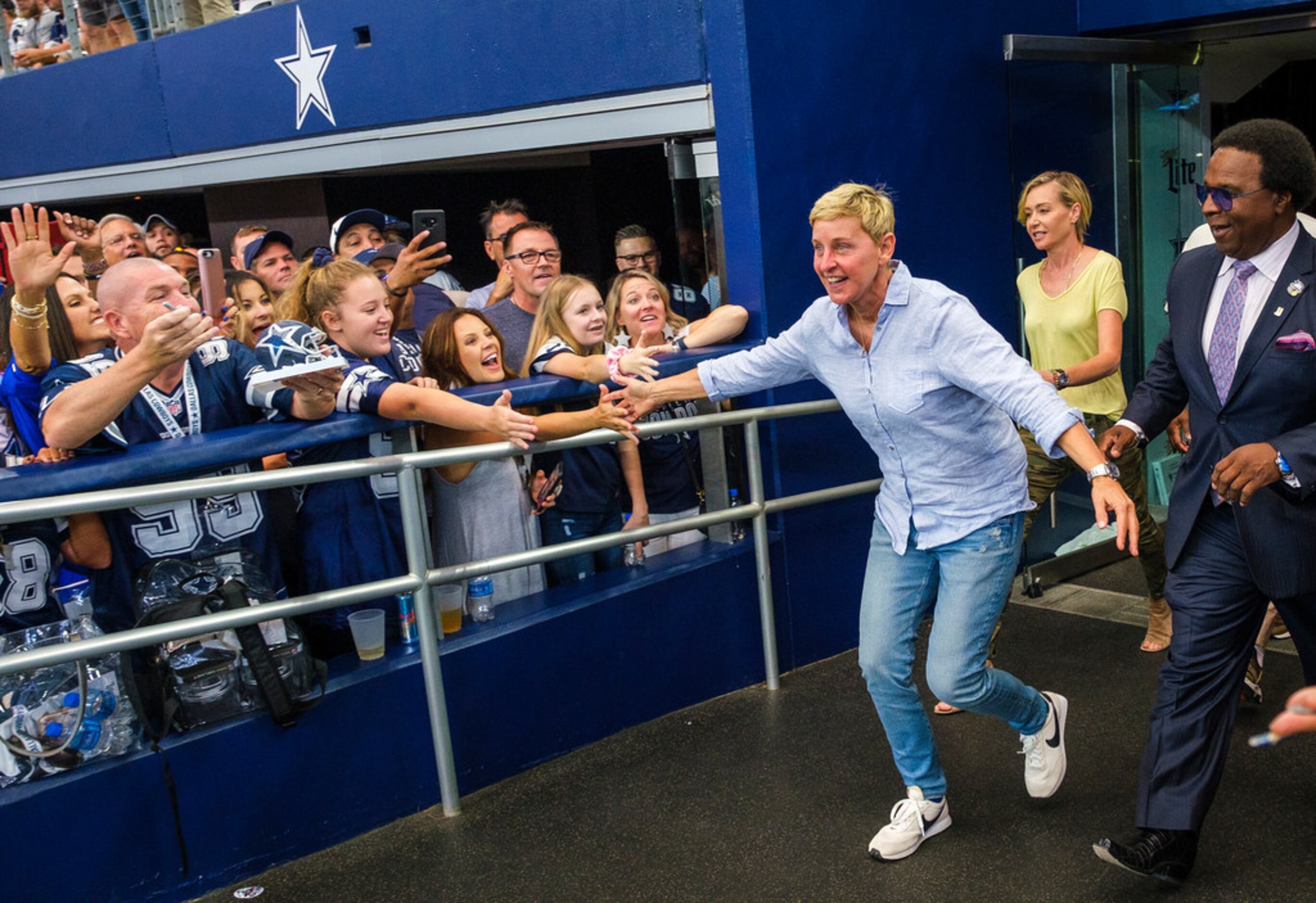 Photos: Packers arrive at AT&T Stadium