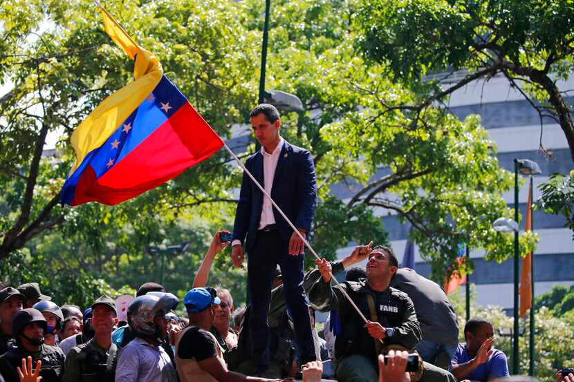 El líder opositor de Venezuela  Juan Guaidó junto a partidarios cuando se dirige a ellos...