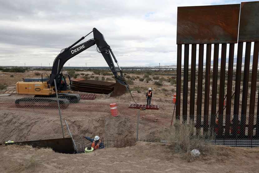 Construcción de un segmento de la malla fronteriza entre México y Estados Unidos. AP
