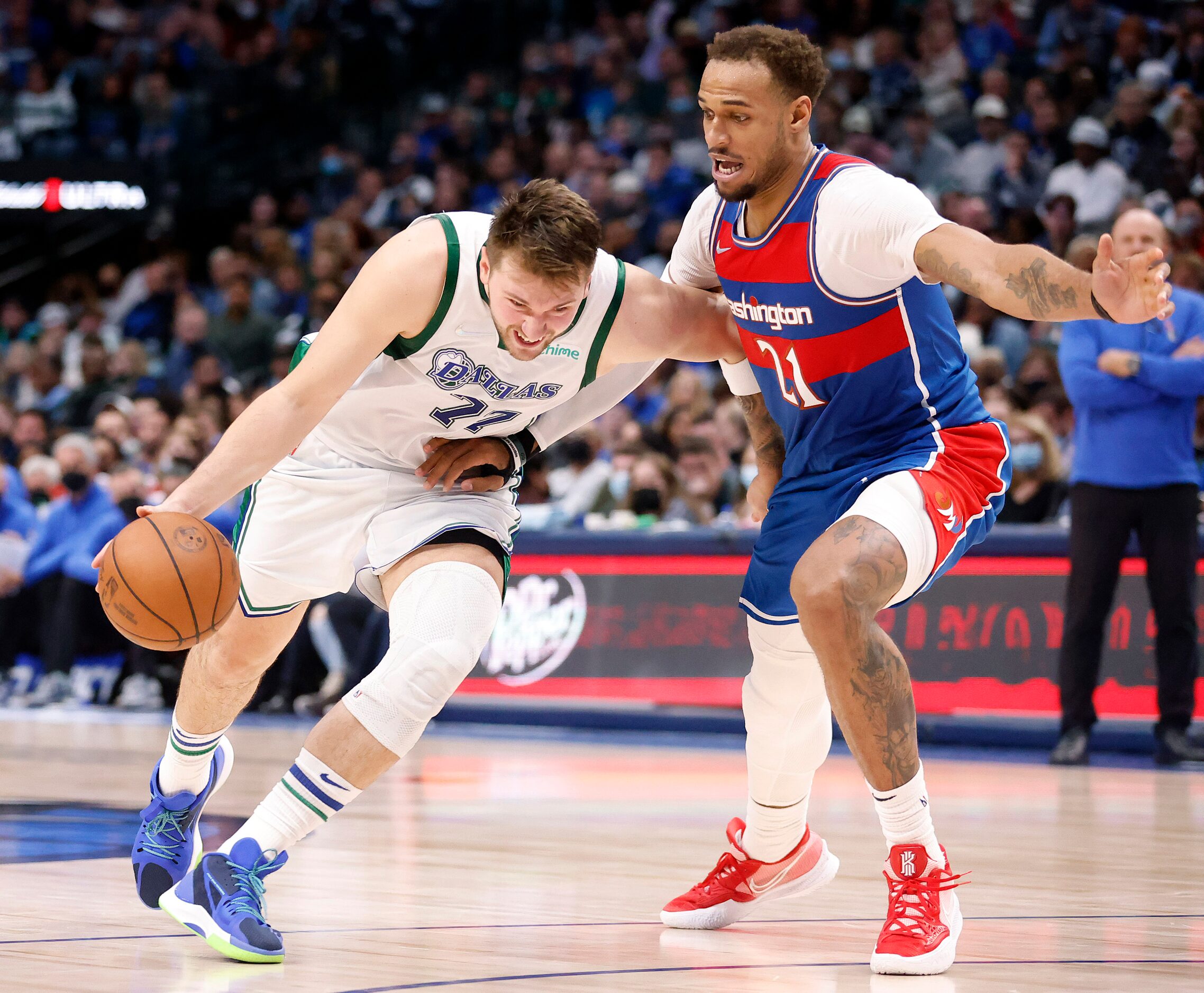 Dallas Mavericks guard Luka Doncic (77) drives on Washington Wizards center Daniel Gafford...