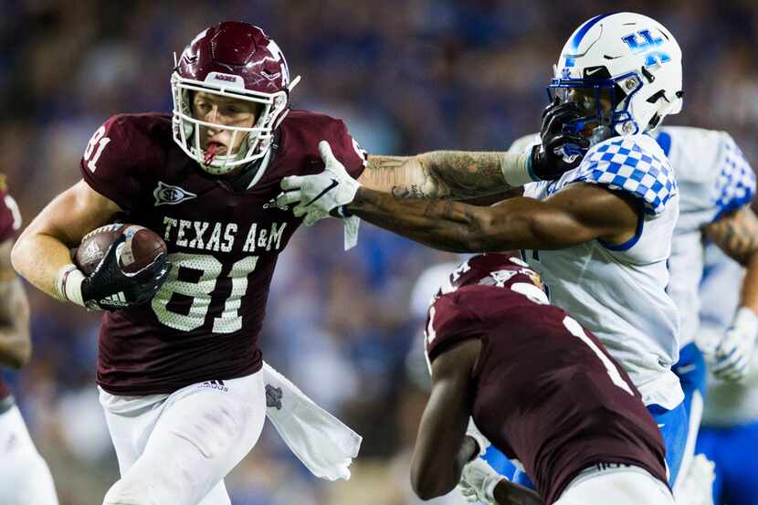 Texas A&M Aggies tight end Jace Sternberger (81) stiff arms Kentucky Wildcats cornerback...