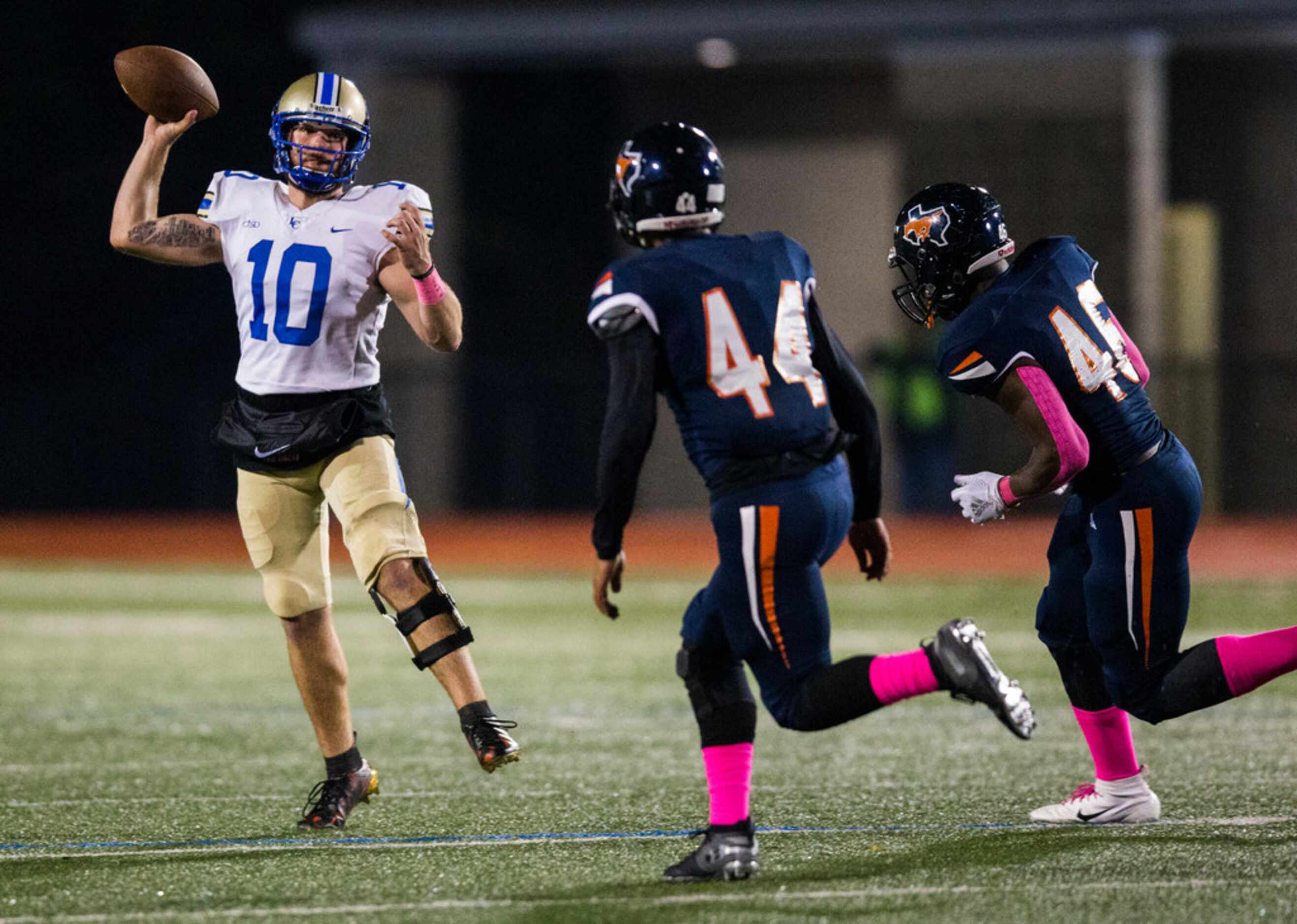 Garland Lakeview quarterback Jarret Adams throws a pass while defended by Sachse linebacker...
