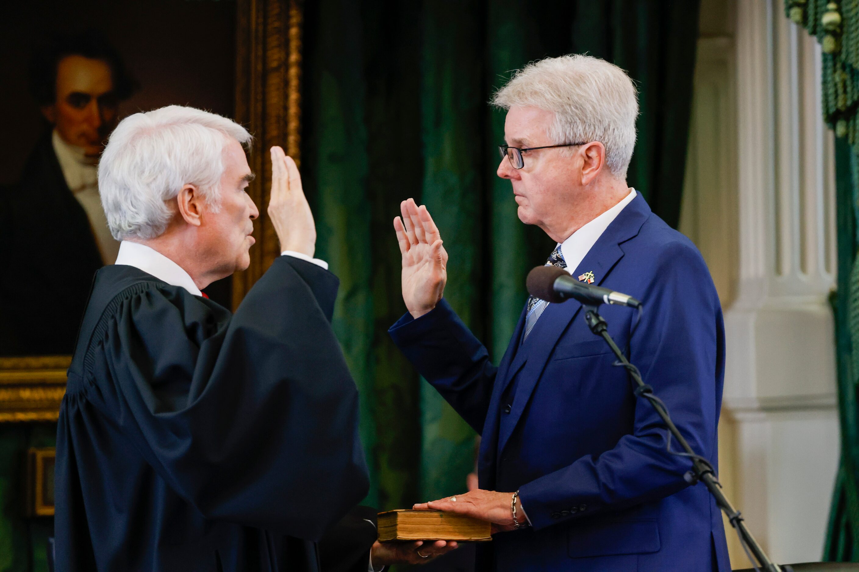 Texas Supreme Court Chief Justice Nathan Hecht, left, swears in Lt. Gov. Dan Patrick, right,...