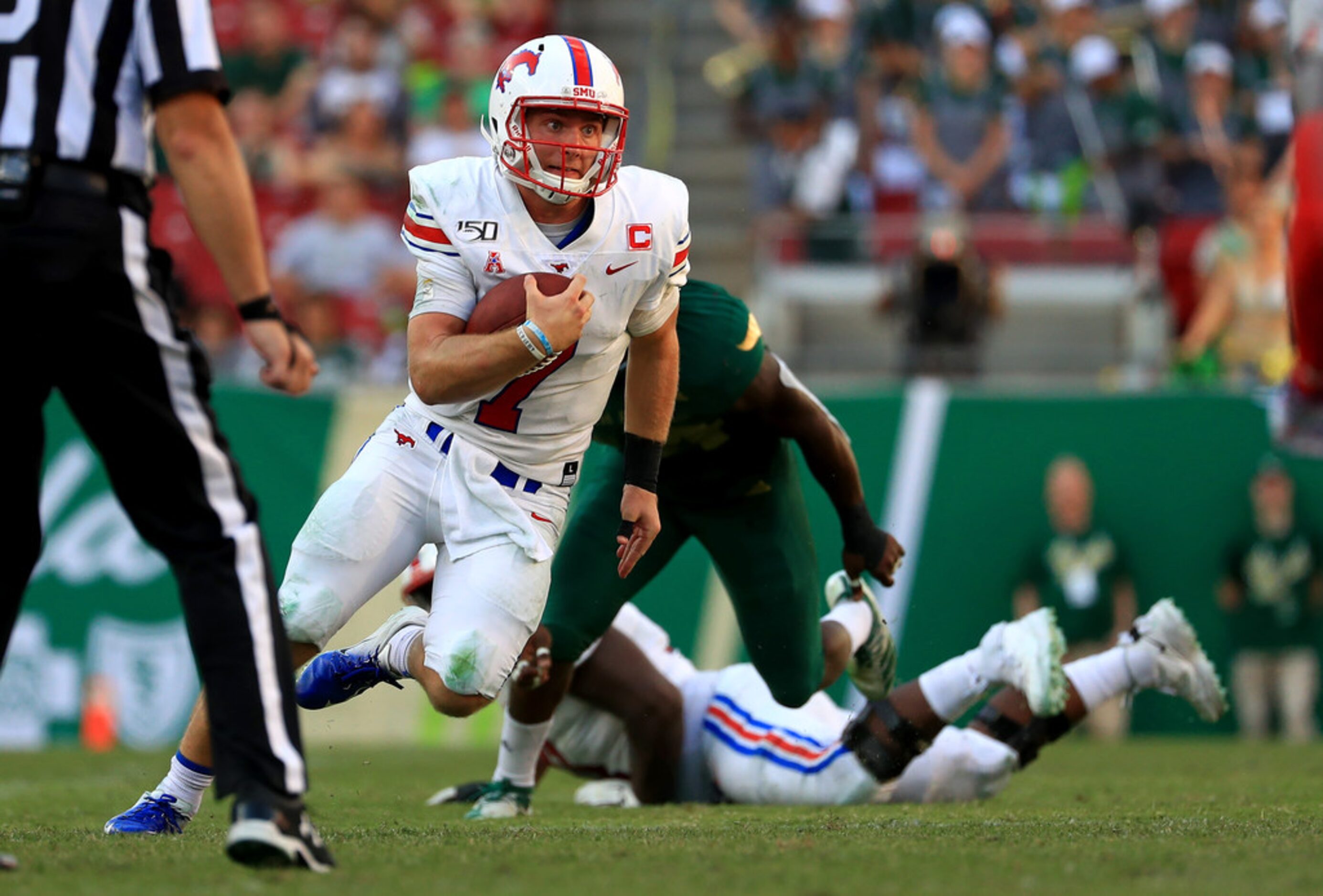 TAMPA, FLORIDA - SEPTEMBER 28: Shane Buechele #7 of the Southern Methodist Mustangs rushes...