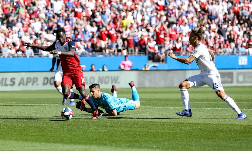 Dom Badji rounds the keeper against LA Galaxy, only to miss the shot. (3-9-19)