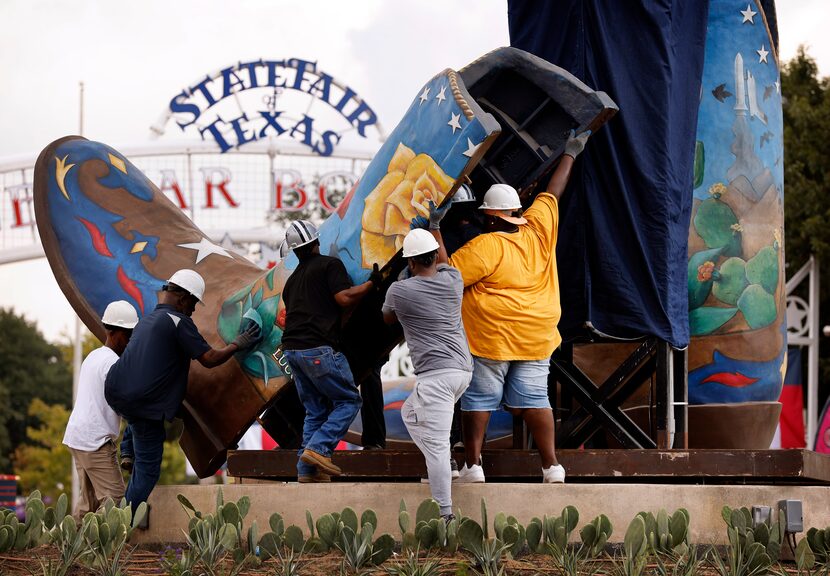 Ponerle las botas a Big Tex es harto complicado. ¿Cuántos trabajadores se necesitan para ello?