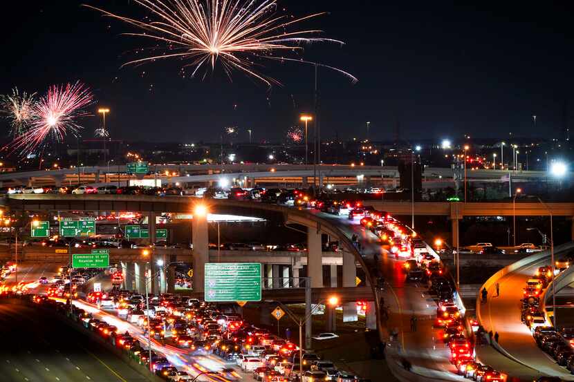 Automovilistas se detuvieron momentáneamente sobre el I-35E para observar los fuegos...