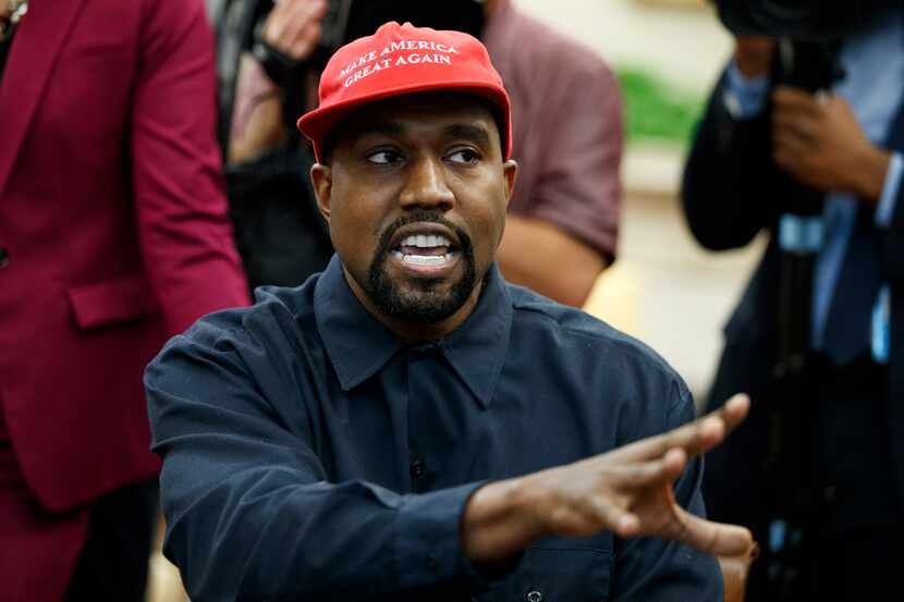 El rapero Kanye West habla en la oficina Oval de la Casa Blanca con el presidente Donald...