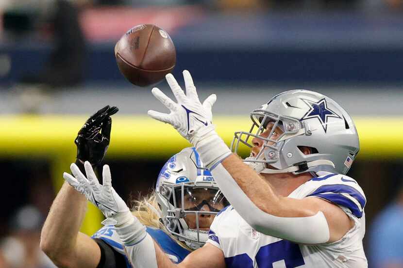 Dallas Cowboys tight end Dalton Schultz (86) catches a pass from quarterback Dak Prescott...