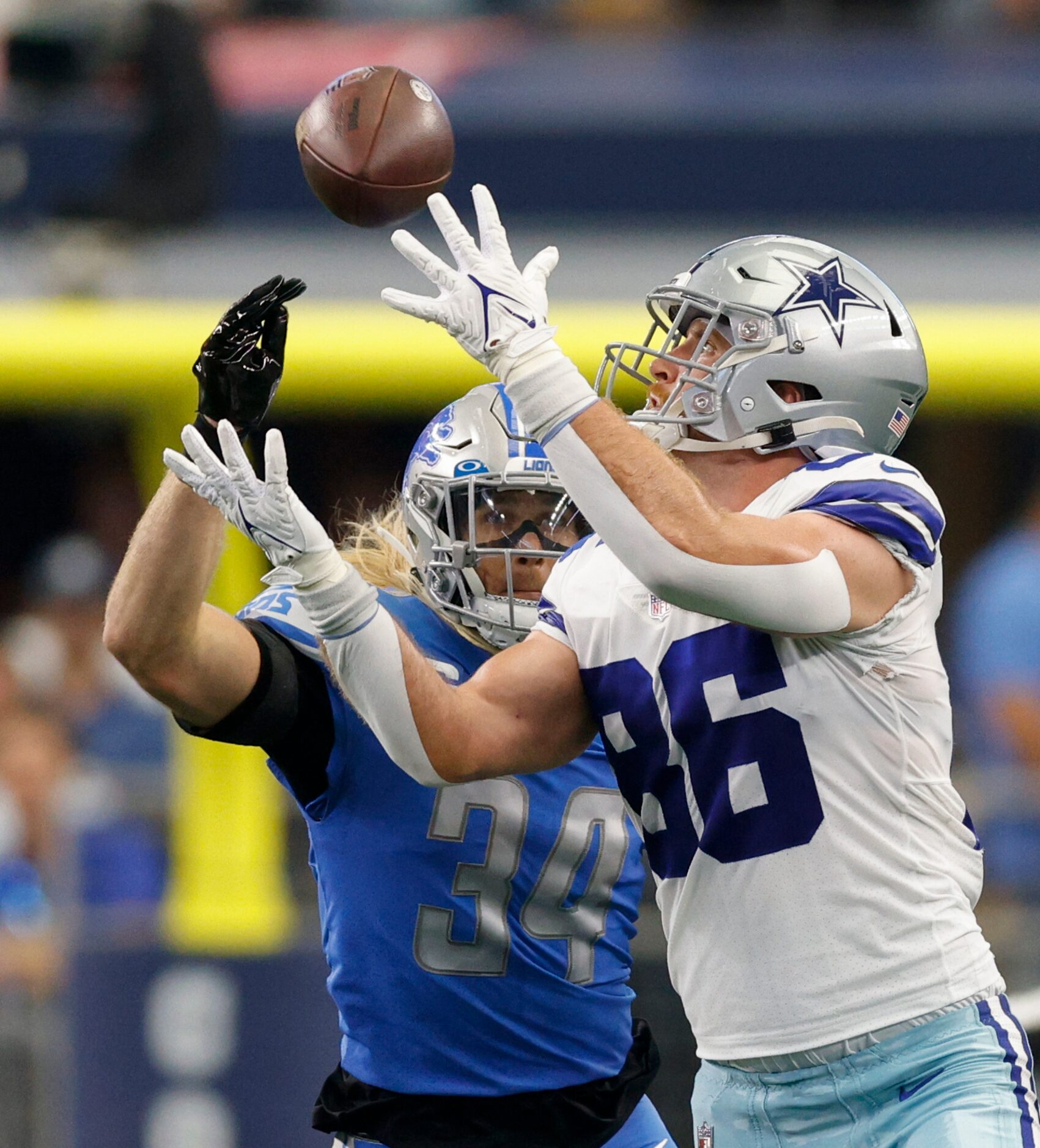 Dallas Cowboys tight end Dalton Schultz (86) catches a pass from quarterback Dak Prescott...