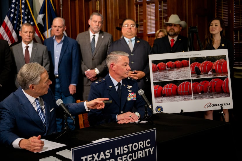 El estado de Texas colocará una larga barrera de boyas en medio del Rio Grande en un intento...