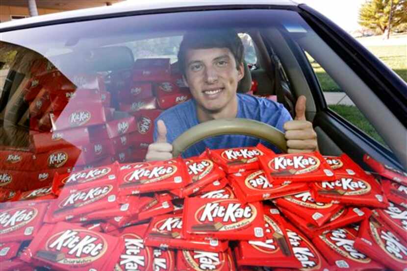 estudiante de la Universidad Kansas State, mientras posa en su automóvil con casi 6.500...