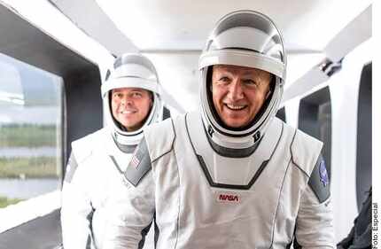 Los trajes de los astronautas de SpaceX cuentan con un micrófono que facilita la...
