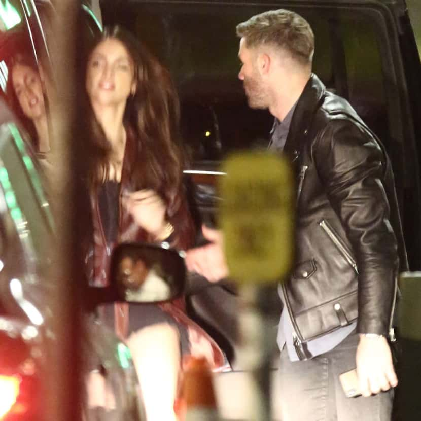 Eiza González y Julian Edelman saliendo de un restaurante juntos.